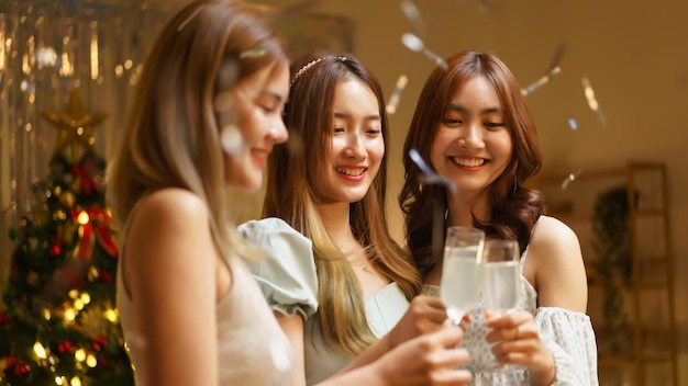 Concept de fête du Nouvel An Jeune beau groupe tintant du champagne pour célébrer avec plaisir en fête