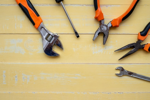 Photo concept de la fête du travail. outils de construction sur une surface en bois jaune.