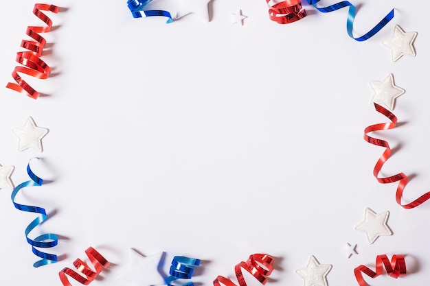 Concept de la fête de l'indépendance des États-Unis Spirales rouges et bleues et éléments d'étoiles blanches du drapeau américain vue de dessus à plat sur fond blanc