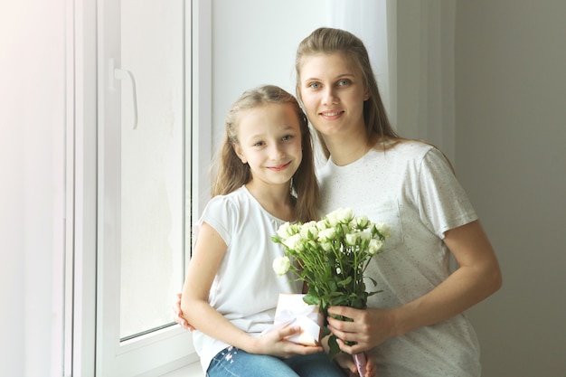 Concept de fête des mères maman et fille à la maison