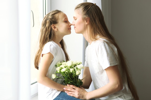 Concept de fête des mères maman et fille à la maison