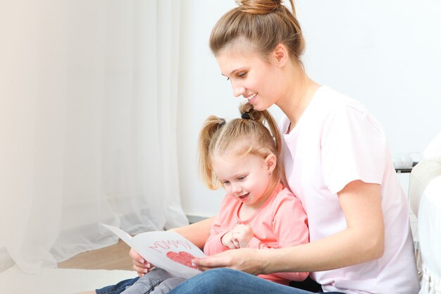 Concept de fête des mères maman et fille à la maison