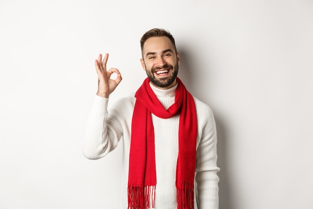 Concept de fête de Noël et de vacances avec beau jeune homme