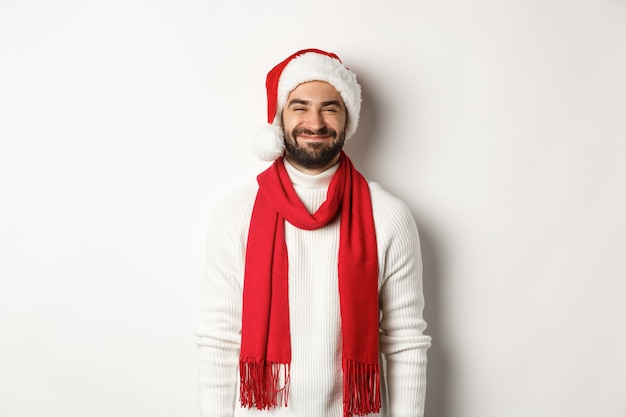 Concept de fête de Noël et de vacances avec beau jeune homme