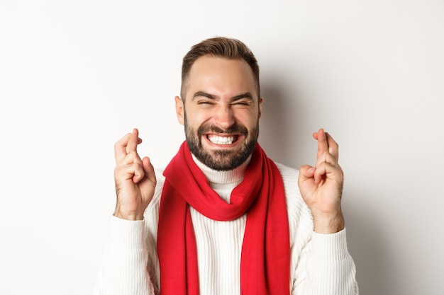 Concept de fête de Noël et de vacances avec beau jeune homme