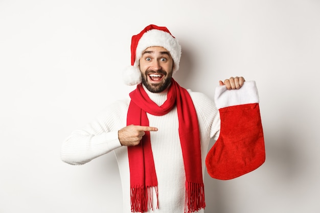 Concept de fête de Noël et de vacances avec beau jeune homme