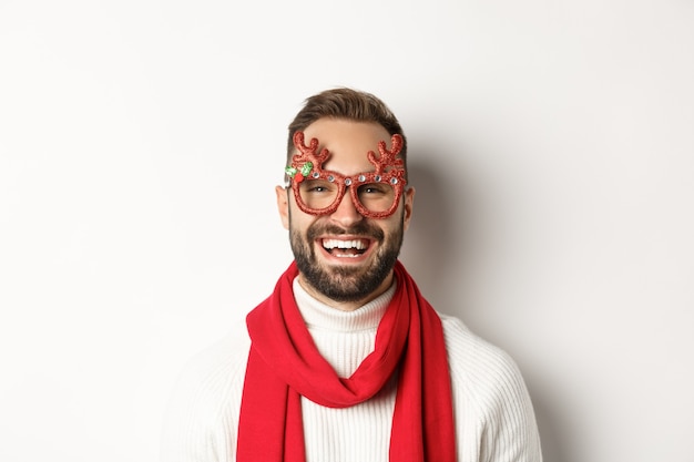 Concept de fête de Noël et de vacances avec beau jeune homme