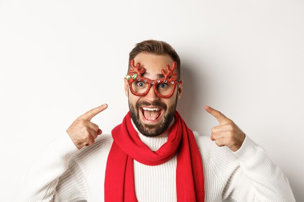 Concept de fête de Noël et de vacances avec beau jeune homme