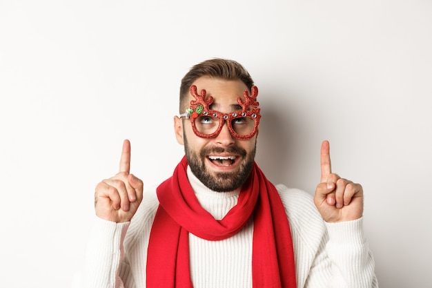 Concept de fête de Noël et de vacances avec beau jeune homme