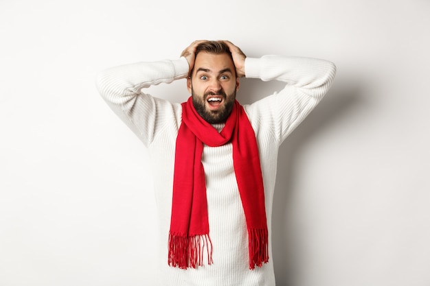 Concept de fête de Noël et de vacances avec beau jeune homme