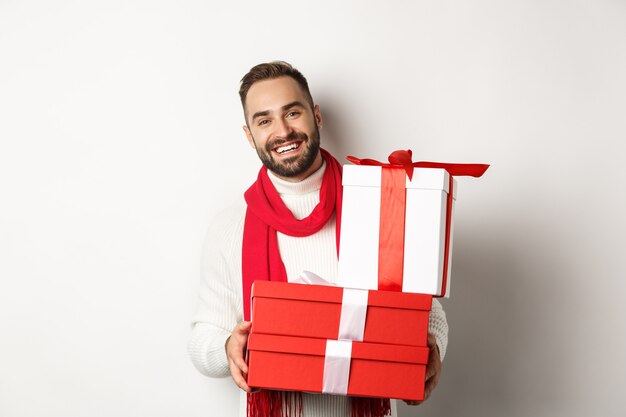 Concept de fête de Noël et de vacances avec beau jeune homme