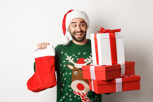 Concept de fête de Noël et de vacances avec beau jeune homme