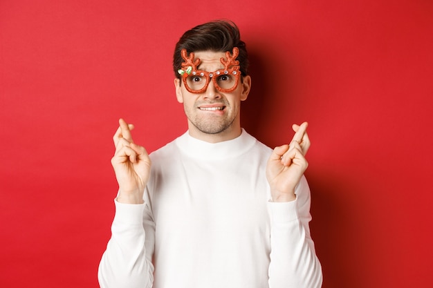 Concept de fête de Noël et de vacances avec beau jeune homme