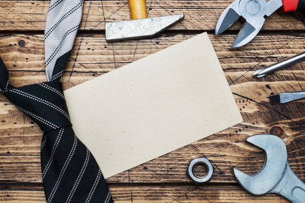 Concept de la fête des pères. Cravate et outils pour la réparation et la construction.