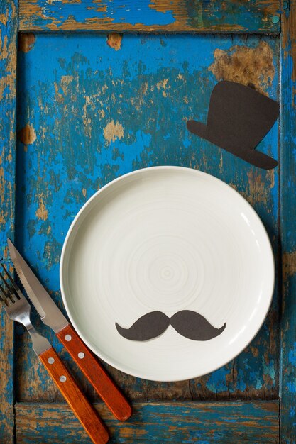 Concept De Fête Des Pères Heureux Assiette De Réglage De La Table Et Couverts Sur Une Table En Bois Bleue Vue De Dessus