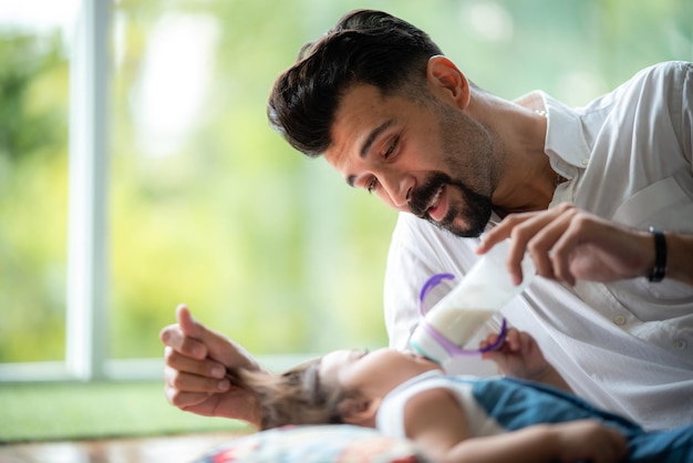 Concept de fête des pères heureux et souriant enfant ou fille personne s'amusant et aimant avec la famille parent ensemble à la maison concept de paternité par papa avec mode de vie d'activité d'enfance