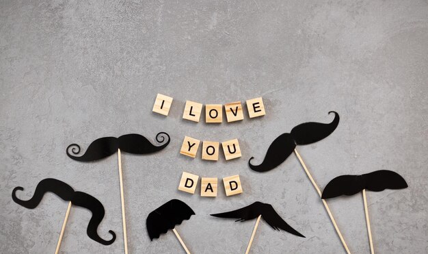 Concept de la fête des pères Moustache noire avec texte J'aime papa pour les célébrations de la fête des pères