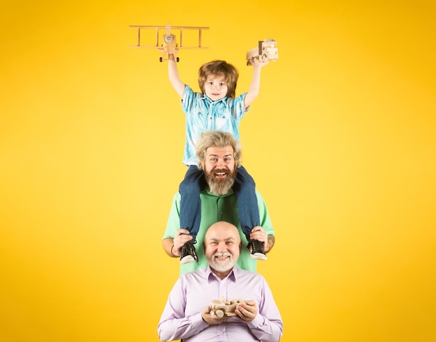 Concept de la fête des pères trois générations différentes âges grand-père père et enfant fils jouant avec t