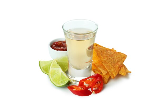 Concept de fête avec tequila et chips isolé sur fond blanc