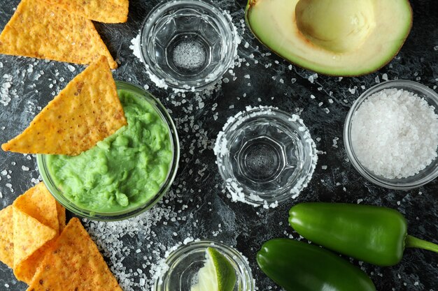 Concept de fête avec tequila, guacamole et chips