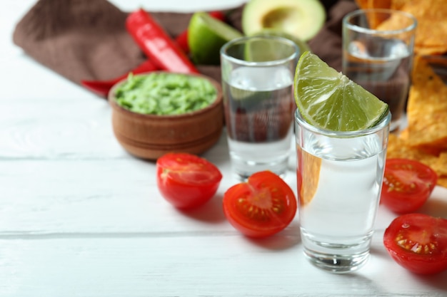 Concept de fête avec tequila, guacamole et chips