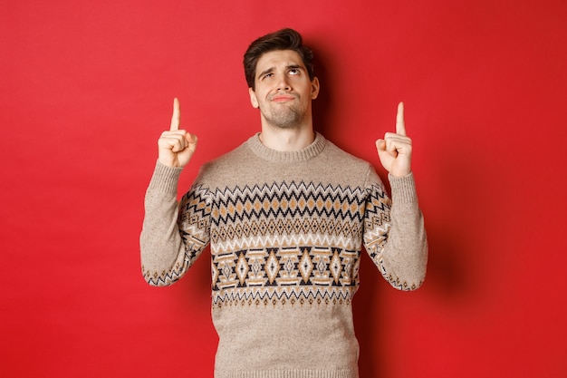 Concept de fête et vacances de Noël avec beau jeune homme