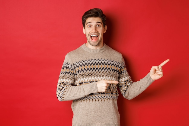 Concept de fête et vacances de Noël avec beau jeune homme