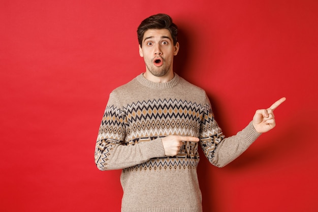 Concept de fête et vacances de Noël avec beau jeune homme