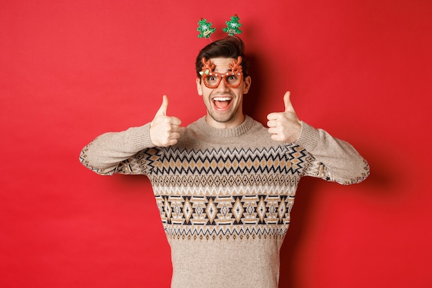 Concept de fête et vacances de Noël avec beau jeune homme