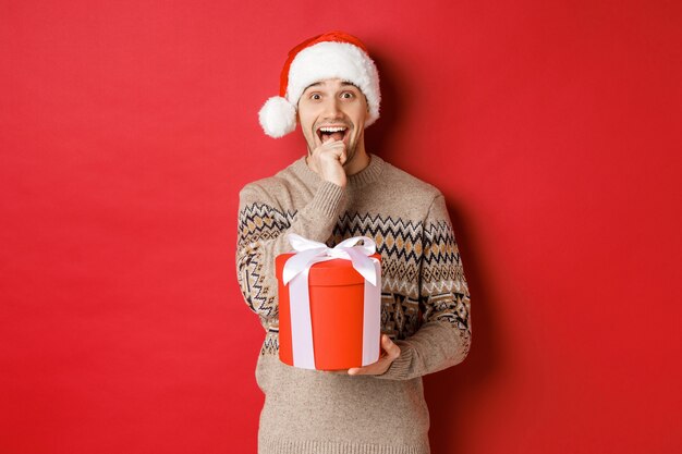 Concept de fête et vacances de Noël avec beau jeune homme