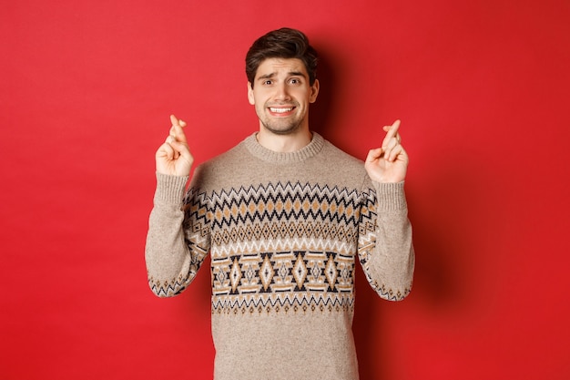 Concept de fête et vacances de Noël avec beau jeune homme