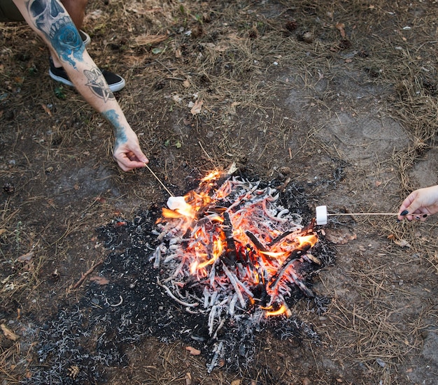 Concept de feu de camp de tourisme de couple de pique-nique.