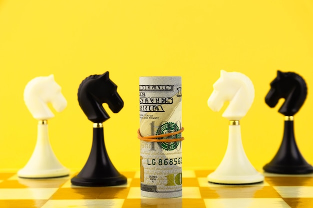 Concept financier avec des billets d'un dollar et un cheval d'échecs