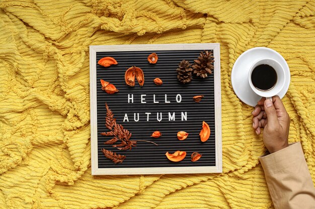 Concept de flatlay de saison d'automne avec des feuilles sèches et une tasse de composition de café