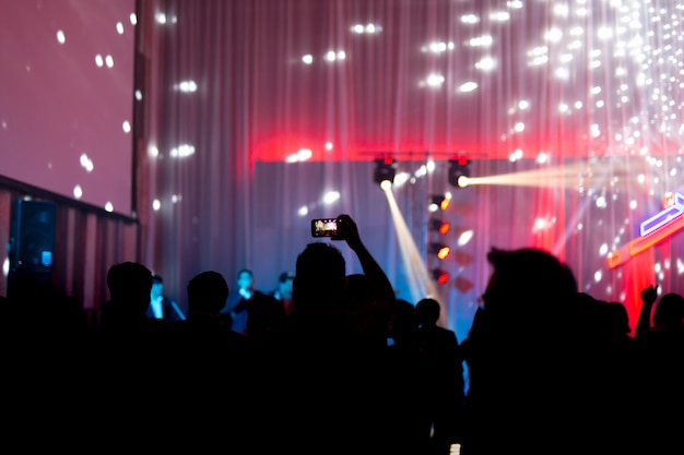 Concept flou à la fête de concert avec public et éclairage led coloré.