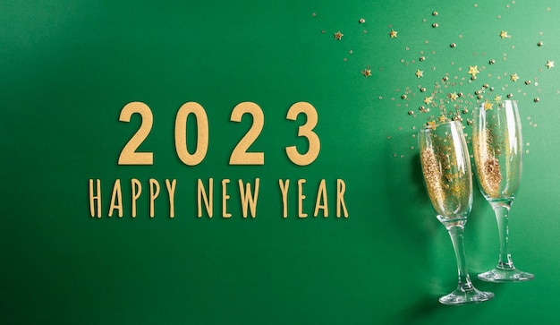 Concept de fond de célébration de bonne année fabriqué à partir de verre de champagne et le texte sur fond vert