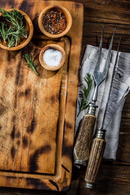 Concept de fond de cuisine Planche à découper vintage avec des couverts. Vue de dessus