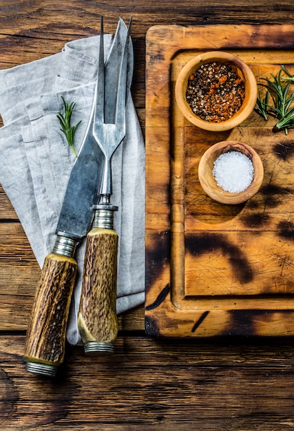 Concept de fond de cuisine Planche à découper vintage avec des couverts. Vue de dessus