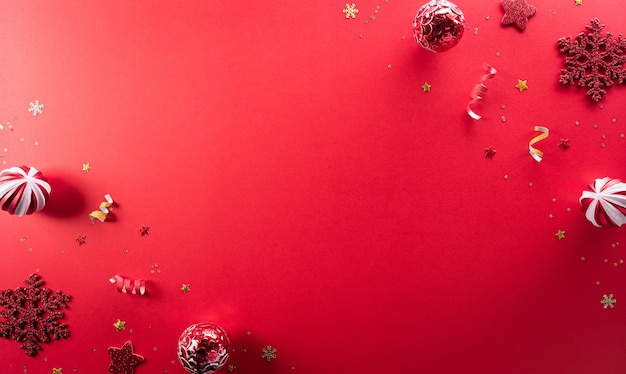 Concept de fond de Noël et du nouvel an. Vue de dessus de boule de Noël et flocon de neige sur fond rouge.