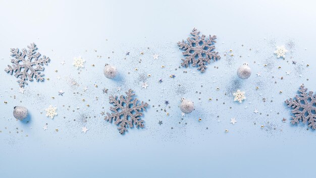 Concept de fond de Noël et du nouvel an Vue de dessus de l'étoile de boule de Noël et du flocon de neige sur fond bleu pastel