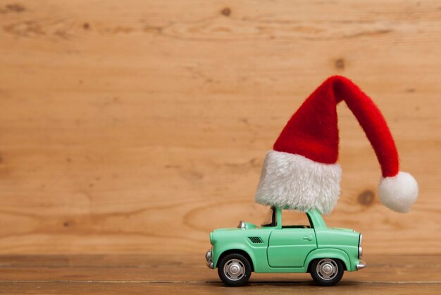 Concept de fond de Noël Petite voiture avec un bonnet de Noel