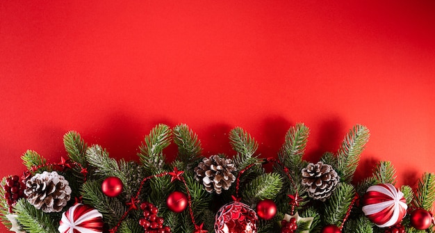 Concept de fond de Noël. Vue de dessus des boules rouges de Noël avec des branches d'épinette