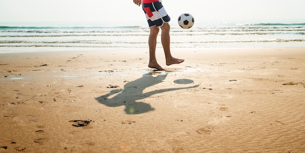 Photo concept de football man beach summer holiday vacances