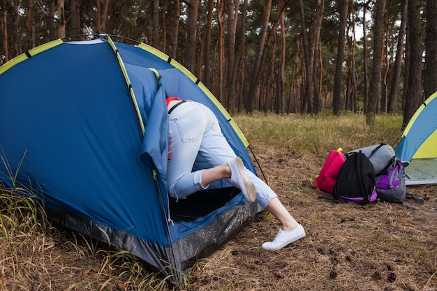 Concept de forêt de tourisme détente nature tente. C'est l'heure du repos. Mode de vie des randonneurs.