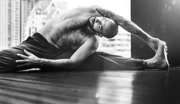 Concept de formation de poses de yoga pour homme