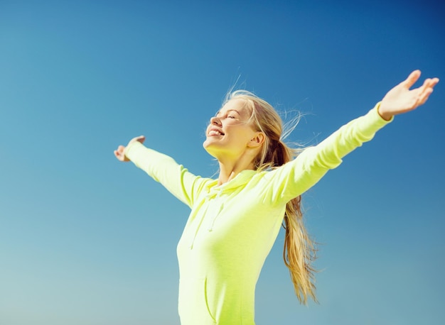 concept de forme physique et de style de vie - femme faisant du sport à l'extérieur