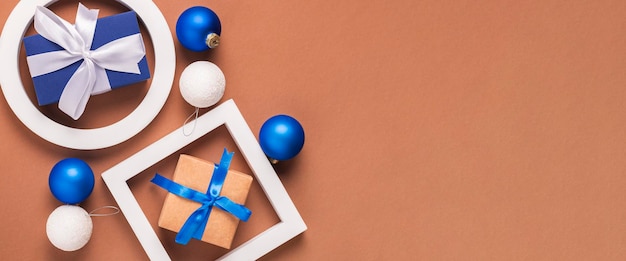 Concept de formes géométriques Décorations et cadeaux pour arbres de Noël Bannière Vue de dessus à plat