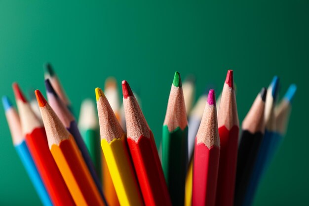 Concept de fournitures pour dessiner des crayons colorés