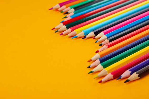 Concept de fournitures pour dessiner des crayons colorés