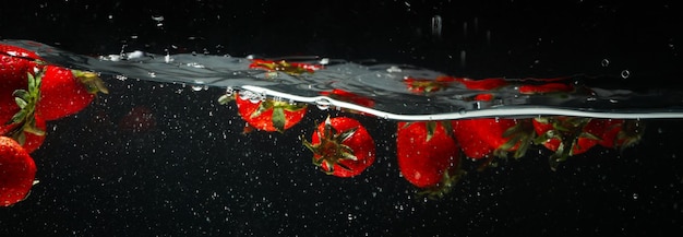 Concept de fruits frais d'été fruits dans l'eau